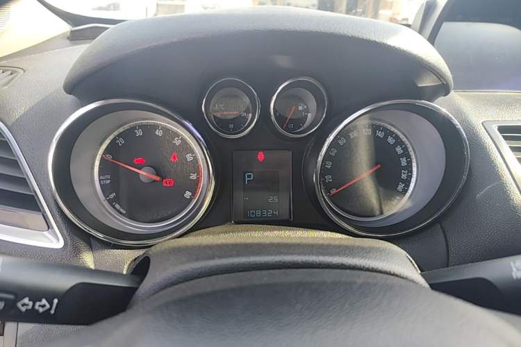 Used Buick Encore 2015 1.4T Automatic Two-Wheel Drive Urban Elite Version Instrument Cluster