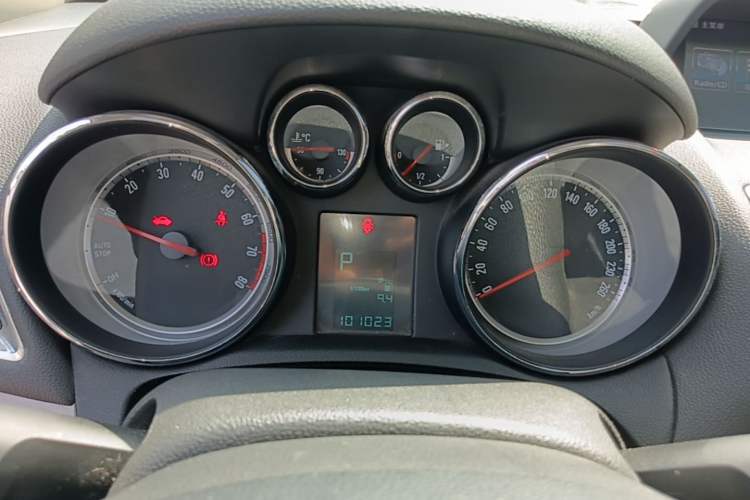 Used Buick Encore 2015 1.4T Automatic Two-Wheel Drive Urban Leading Model Instrument Cluster