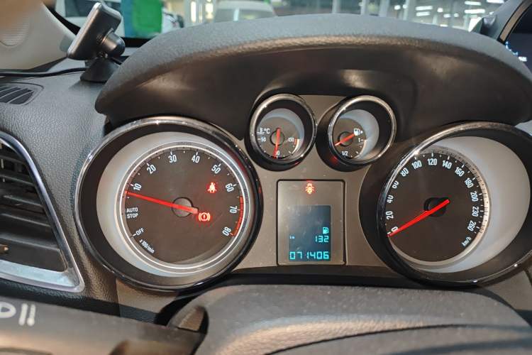 Used Buick Encore 2015 1.4T Manual Two-Wheel Drive Urban Advanced Model Instrument Cluster