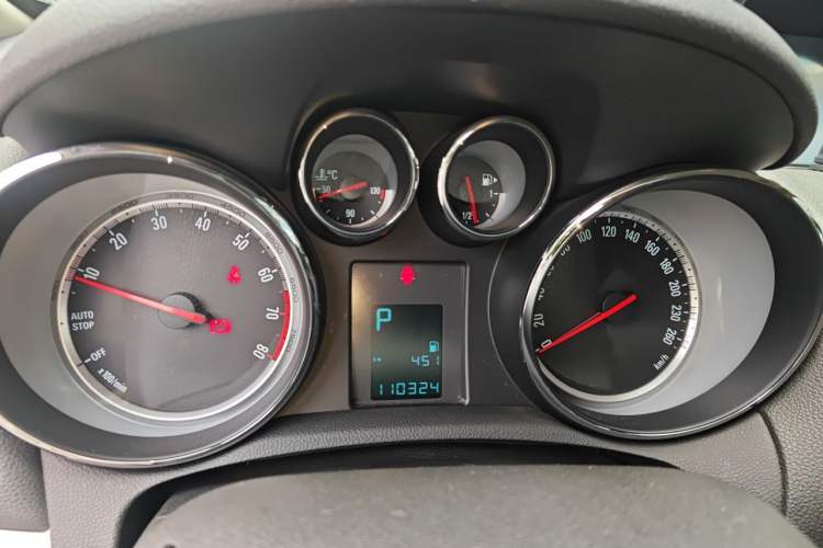 Used Buick Encore 2015 1.4T Automatic Two-Wheel Drive Urban Elite Version Instrument Cluster