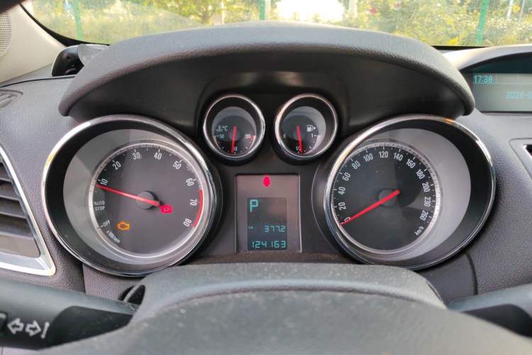 Used Buick Encore 2015 1.4T Automatic Two-Wheel Drive Urban Elite Version Instrument Cluster