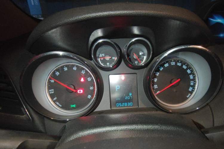 Used Buick Encore 2015 1.4T Automatic Two-Wheel Drive Urban Leading Model Instrument Cluster