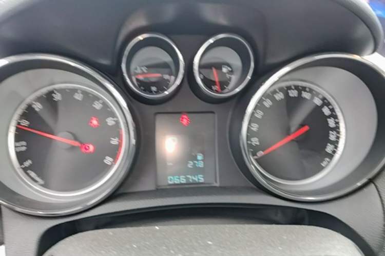 Used Buick Encore 2015 1.4T Automatic Two-Wheel Drive Urban Leading Model Instrument Cluster
