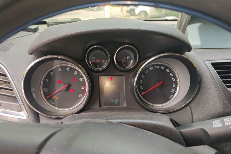 Used Buick Encore 2015 1.4T Manual Two-Wheel Drive Urban Advanced Model Instrument Cluster