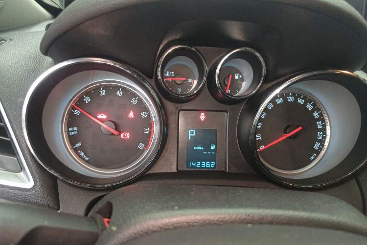 Used Buick Encore 2015 1.4T Automatic Two-Wheel Drive Urban Elite Version Instrument Cluster