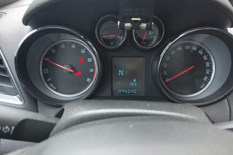 Used Buick Encore 2015 1.4T Automatic Two-Wheel Drive Urban Leading Model Instrument Cluster