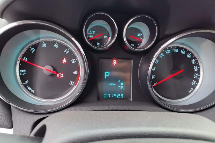 Used Buick Encore 2015 1.4T Automatic Two-Wheel Drive Urban Elite Version Instrument Cluster