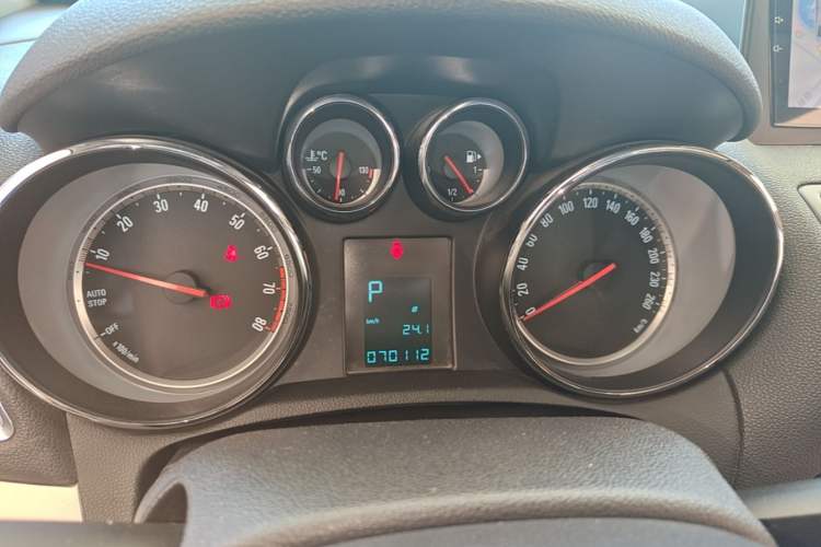 Used Buick Encore 2015 1.4T Automatic Two-Wheel Drive Urban Elite Version Instrument Cluster