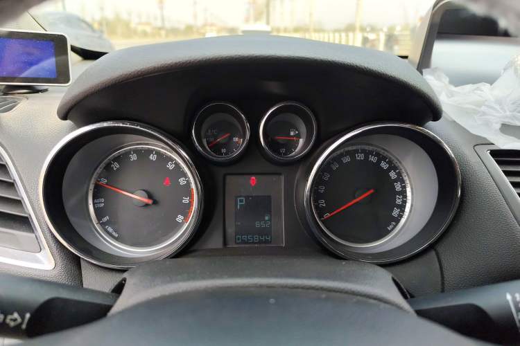 Used Buick Encore 2015 1.4T Automatic Two-Wheel Drive Urban Elite Version Instrument Cluster