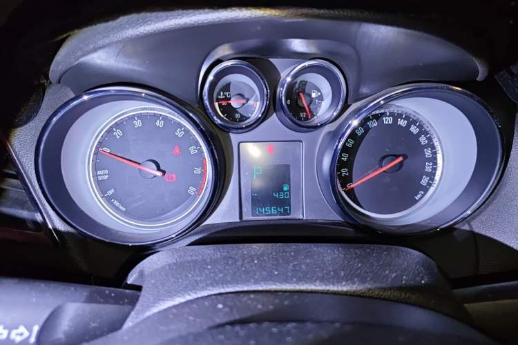 Used Buick Encore 2015 1.4T Automatic Two-Wheel Drive Urban Elite Version Instrument Cluster