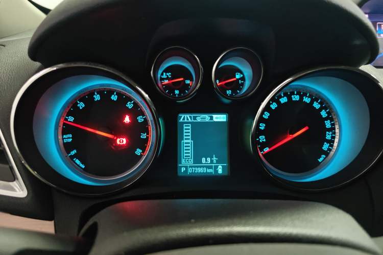 Used Buick Encore 2015 1.4T Automatic All-Wheel-Drive Flagship Model Instrument Cluster