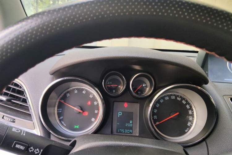 Used Buick Encore 2015 1.4T Automatic Two-Wheel Drive Urban Elite Version Instrument Cluster
