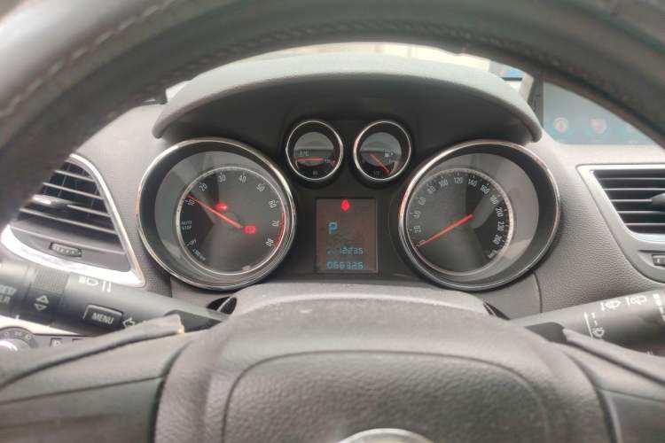 Used Buick Encore 2015 1.4T Automatic Two-Wheel Drive Urban Elite Version Instrument Cluster