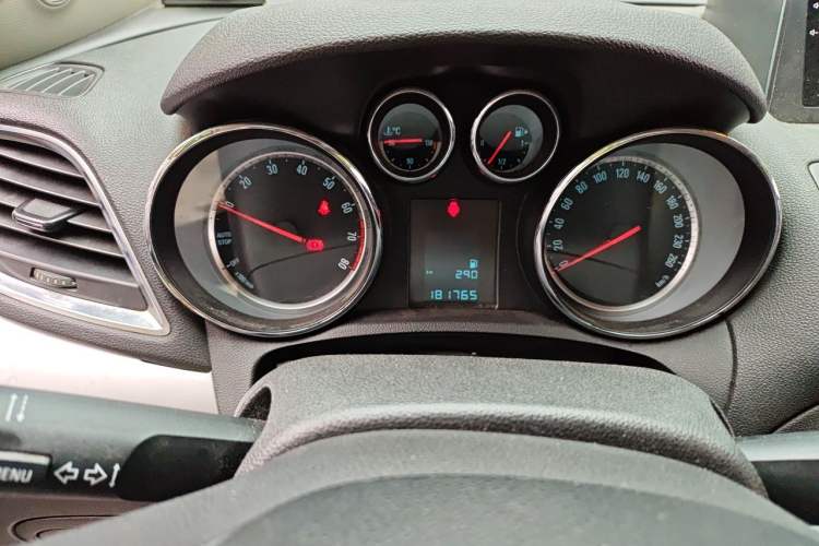 Used Buick Encore 2015 1.4T Manual Two-Wheel Drive Urban Advanced Model Instrument Cluster
