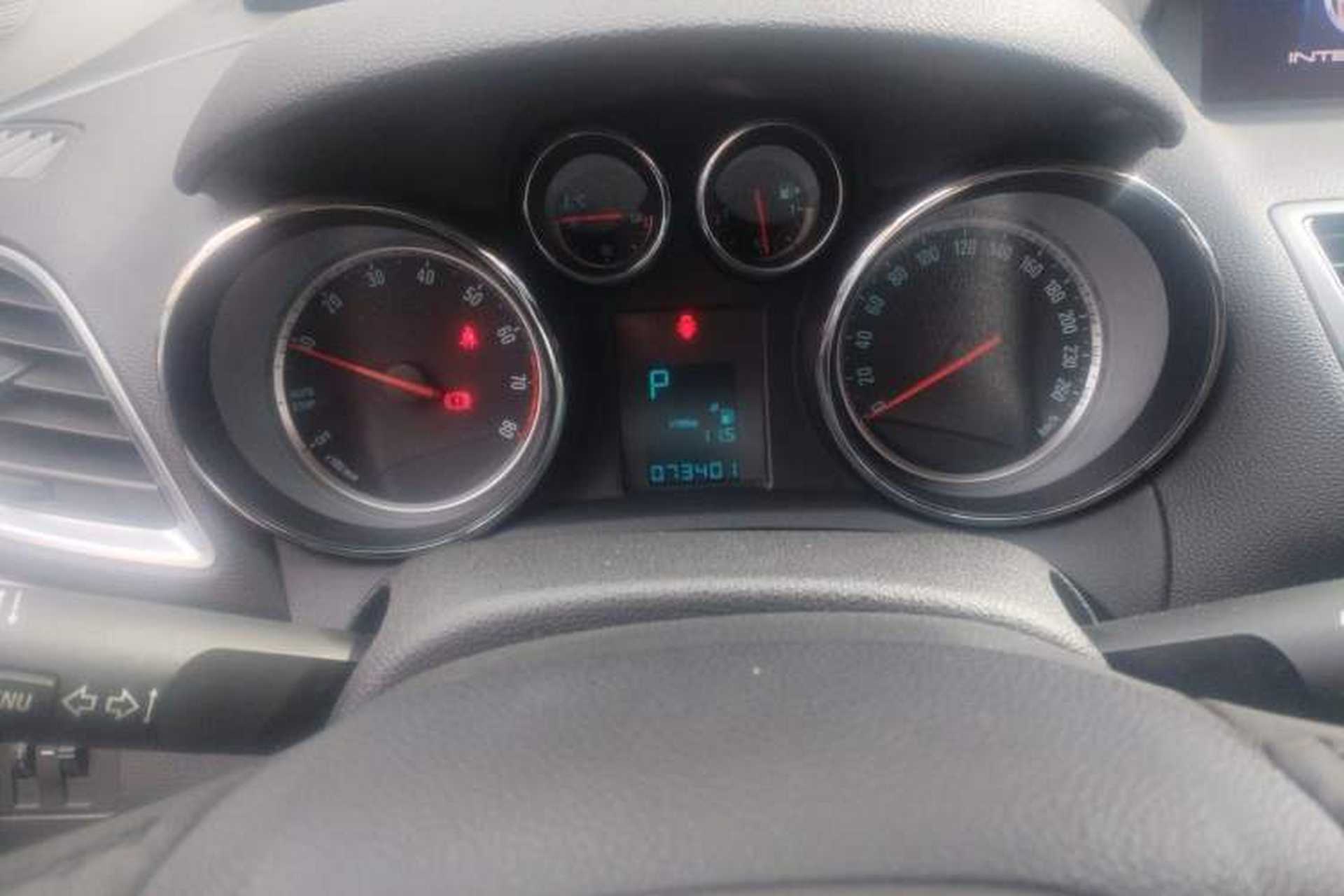 Used Buick Encore 2015 1.4T Automatic Two-Wheel Drive Urban Leading Model Instrument Cluster