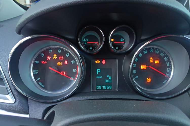Used Buick Encore 2015 1.4T Automatic Two-Wheel Drive Urban Elite Version Instrument Cluster