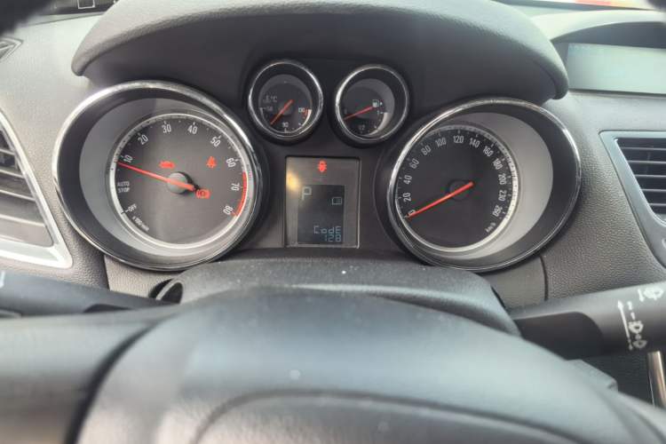 Used Buick Encore 2015 1.4T Automatic Two-Wheel Drive Urban Elite Version Instrument Cluster