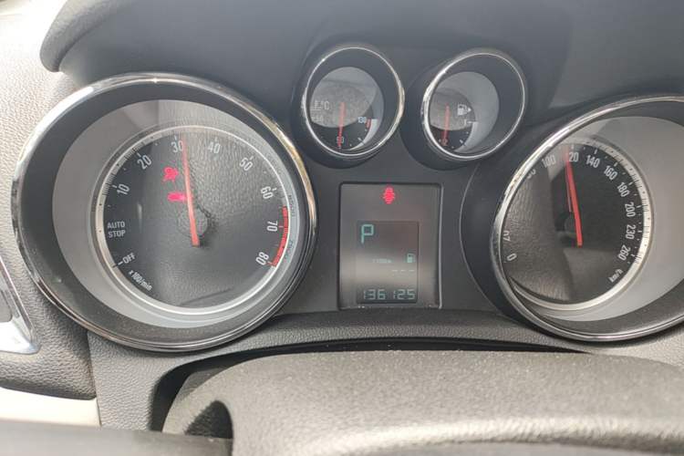 Used Buick Encore 2015 1.4T Automatic Two-Wheel Drive Urban Leading Model Instrument Cluster