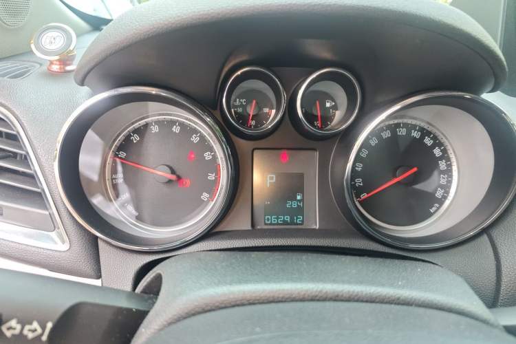 Used Buick Encore 2015 1.4T Automatic Two-Wheel Drive Urban Leading Model Instrument Cluster