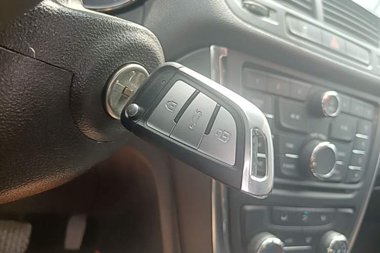 Used Buick Encore 2015 1.4T Automatic Two-Wheel Drive Urban Elite Version Interior 1
