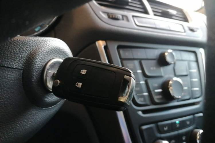 Used Buick Encore 2015 1.4T Automatic Two-Wheel Drive Urban Elite Version Interior 1