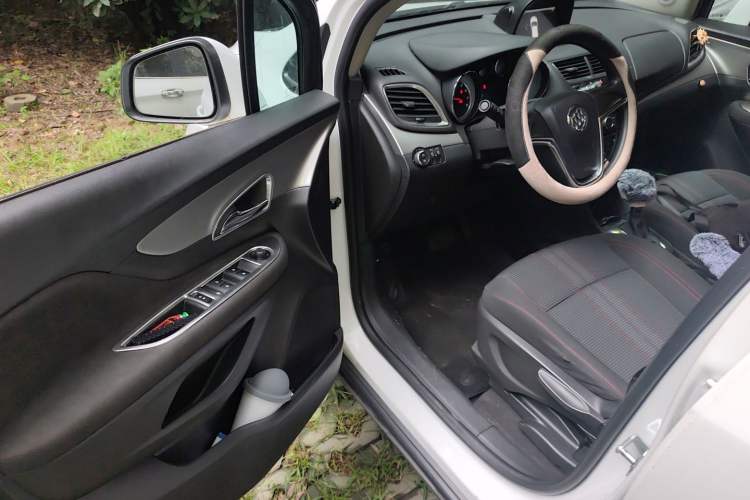 Used Buick Encore 2015 1.4T Automatic Two-Wheel Drive Urban Elite Version Interior 3