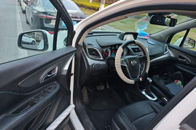 Used Buick Encore 2015 1.4T Automatic Two-Wheel Drive Urban Elite Version Interior 3