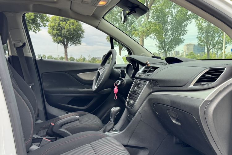 Used Buick Encore 2015 1.4T Automatic Two-Wheel Drive Urban Elite Version Interior 4