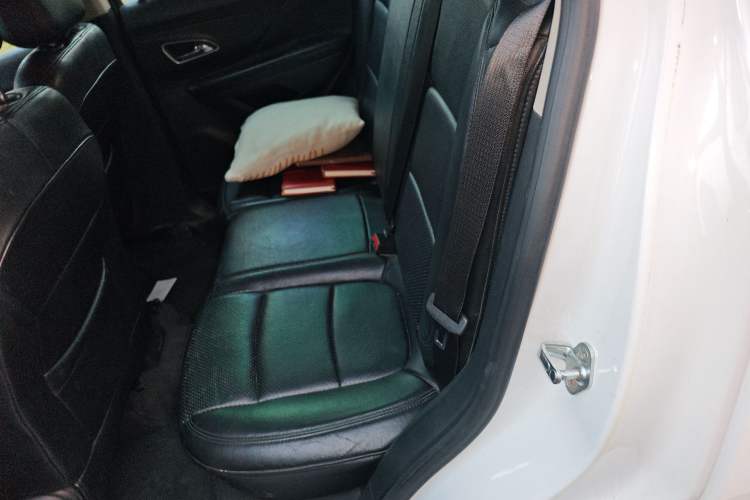 Used Buick Encore 2015 1.4T Automatic Two-Wheel Drive Urban Elite Version Interior 4