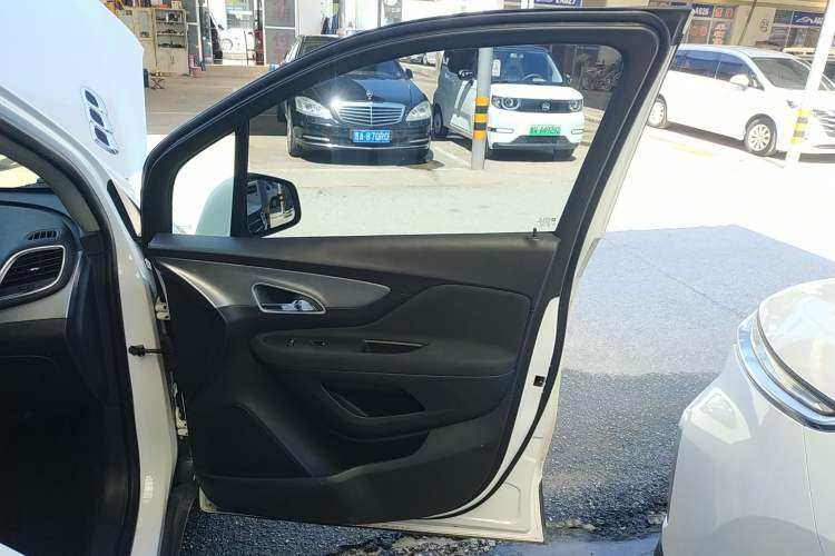 Used Buick Encore 2015 1.4T Automatic Two-Wheel Drive Urban Elite Version Interior 5