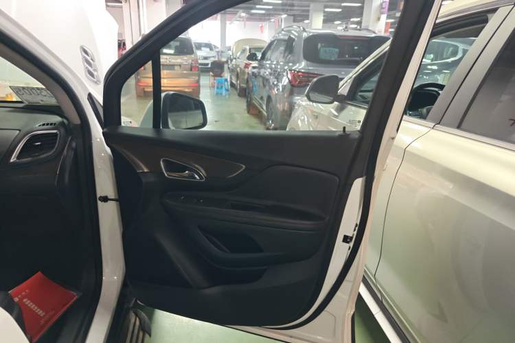 Used Buick Encore 2015 1.4T Automatic All-Wheel-Drive Flagship Model Interior 5