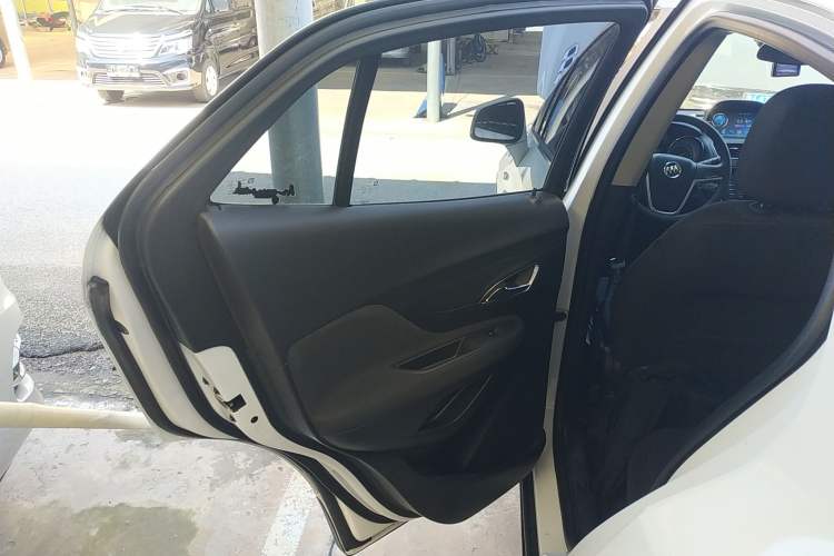 Used Buick Encore 2015 1.4T Automatic Two-Wheel Drive Urban Elite Version Interior 8