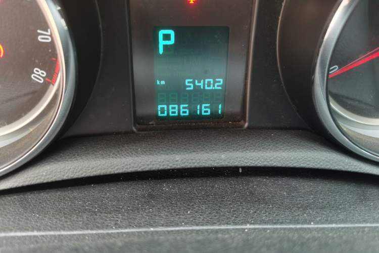 Used Buick Encore 2015 1.4T Automatic Two-Wheel Drive Urban Leading Model Odometer Close Up