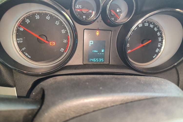Used Buick Encore 2015 1.4T Automatic Two-Wheel Drive Urban Elite Version Odometer Close Up