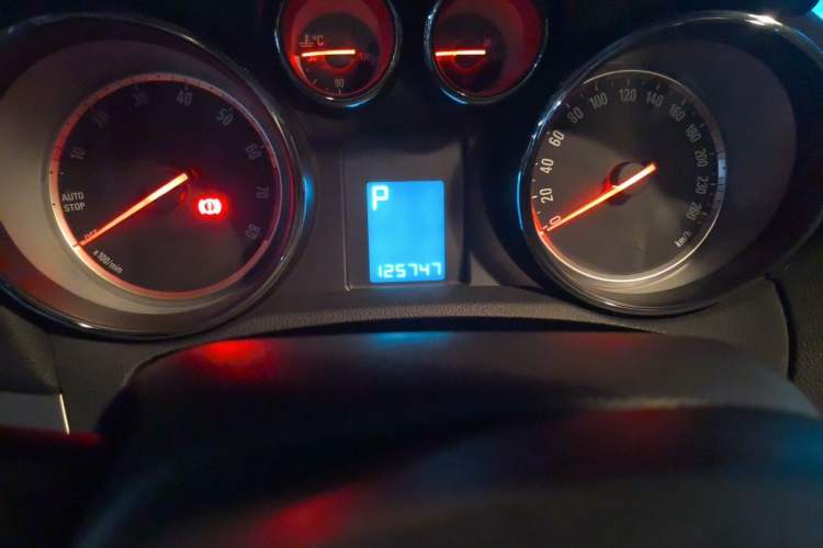 Used Buick Encore 2015 1.4T Automatic Two-Wheel Drive Urban Elite Version Odometer Close Up