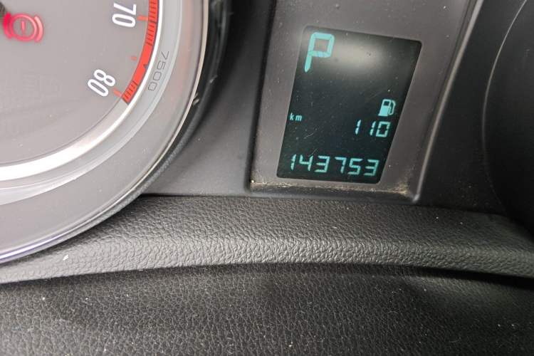 Used Buick Encore 2015 1.4T Automatic Two-Wheel Drive Urban Elite Version Odometer Close Up