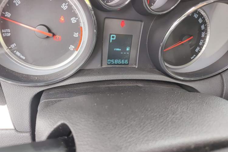 Used Buick Encore 2015 1.4T Automatic Two-Wheel Drive Urban Elite Version Odometer Close Up