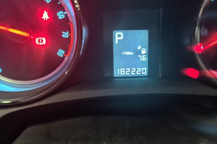 Used Buick Encore 2015 1.4T Automatic Two-Wheel Drive Urban Elite Version Odometer Close Up