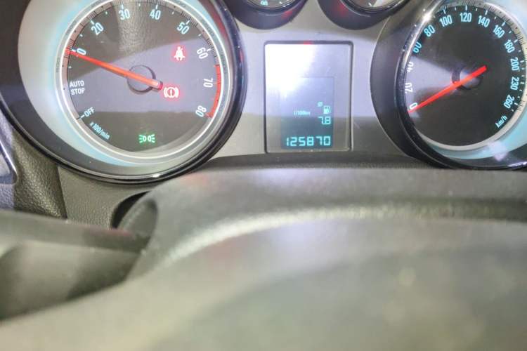 Used Buick Encore 2015 1.4T Automatic Two-Wheel Drive Urban Elite Version Odometer Close Up