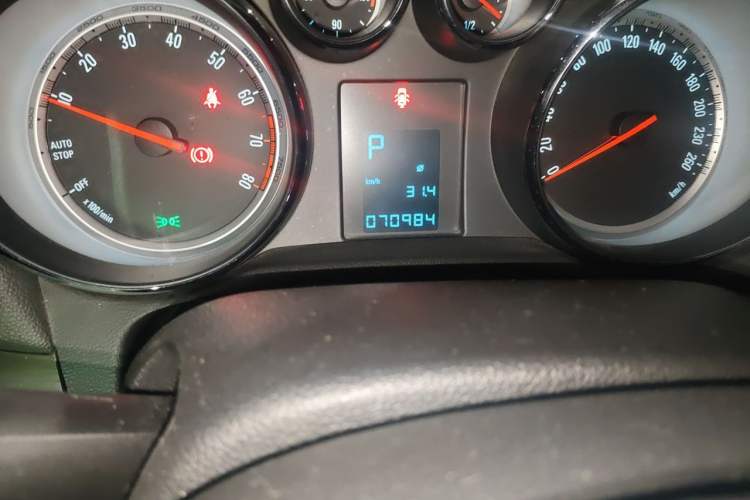 Used Buick Encore 2015 1.4T Automatic Two-Wheel Drive Urban Leading Model Odometer Close Up