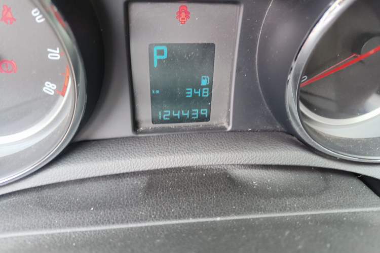 Used Buick Encore 2015 1.4T Automatic Two-Wheel Drive Urban Elite Version Odometer Close Up