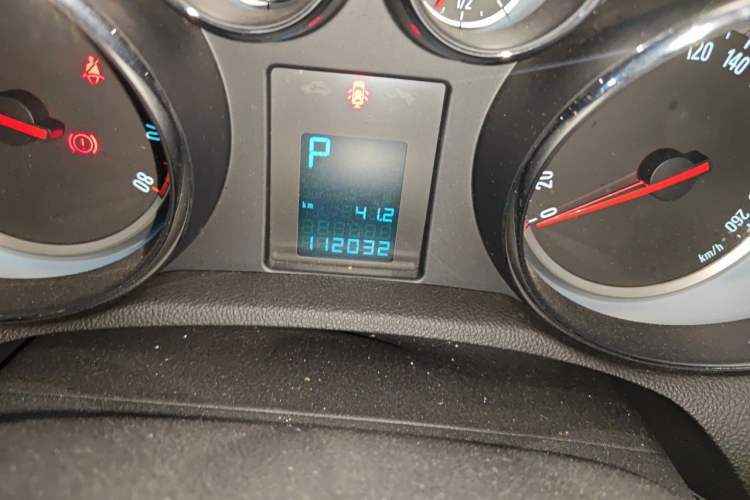 Used Buick Encore 2015 1.4T Automatic Two-Wheel Drive Urban Elite Version Odometer Close Up