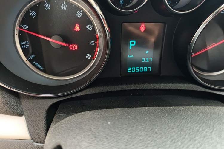 Used Buick Encore 2015 1.4T Automatic Two-Wheel Drive Urban Elite Version Odometer Close Up