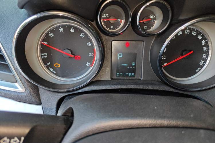 Used Buick Encore 2015 1.4T Automatic Two-Wheel Drive Urban Elite Version Odometer Close Up