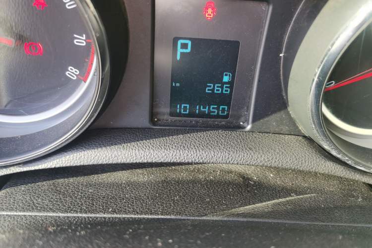 Used Buick Encore 2015 1.4T Automatic Two-Wheel Drive Urban Elite Version Odometer Close Up