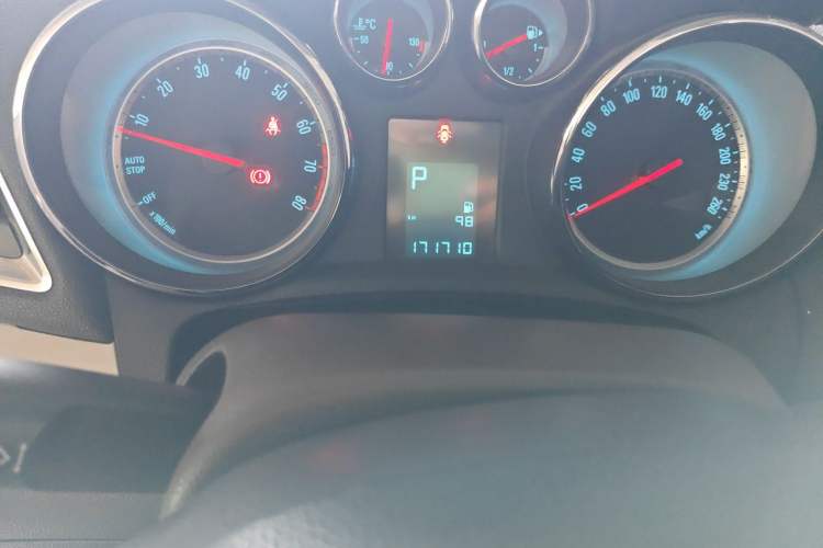 Used Buick Encore 2015 1.4T Automatic Two-Wheel Drive Urban Elite Version Odometer Close Up