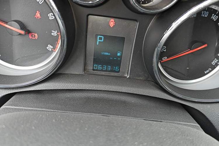 Used Buick Encore 2015 1.4T Automatic Two-Wheel Drive Urban Leading Model Odometer Close Up