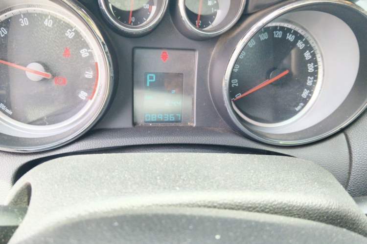 Used Buick Encore 2015 1.4T Automatic Two-Wheel Drive Urban Elite Version Odometer Close Up