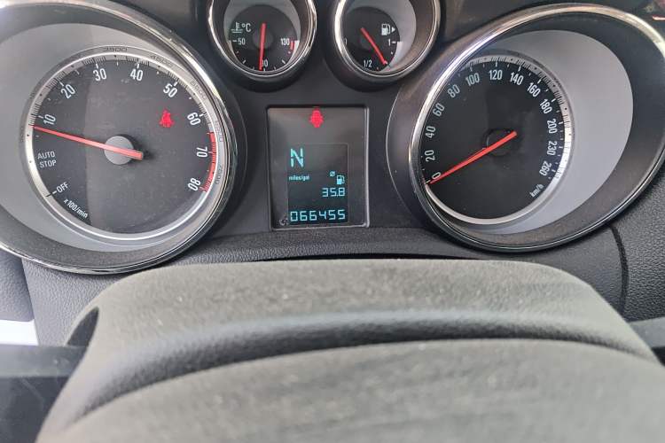 Used Buick Encore 2015 1.4T Automatic Two-Wheel Drive Urban Elite Version Odometer Close Up
