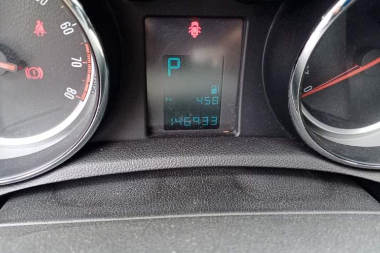 Used Buick Encore 2015 1.4T Automatic Two-Wheel Drive Urban Elite Version Odometer Close Up
